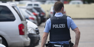 Polizist von hinten im Einsatz