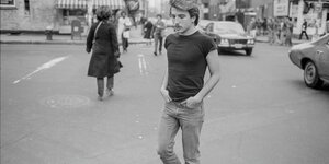 Schwarz/weiß Straßenszene USA 70er Jahre, junger Mann in Jeans
