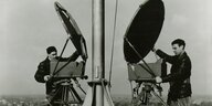 Historischen Foto von Arbeitern, die Antennen ausrichten.
