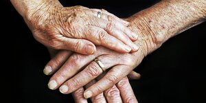 Hände von älteren Menschen.