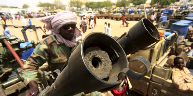 Sudanesischer Soldat mit großkalibriger Waffe