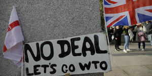 "No Deal Let's Go WTO" steht auf einem Pappschild, daneben der Union Jack.