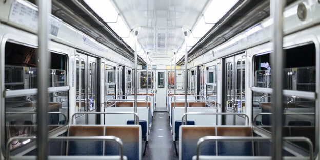 Leere Sitze in Pariser Metrometro während der neuerlichen nächtlichen Sperrstunde