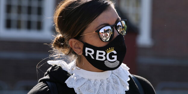 Eine Frau mit Maske, darauf die Buchstaben RGB