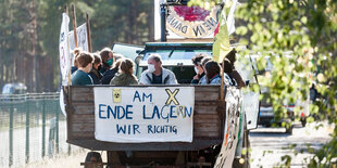 Ein Traktor mit Transparent "Am Ende lagern wir richtig".