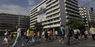 Menschen auf der Straße vor dem Finanzministerium in Athen