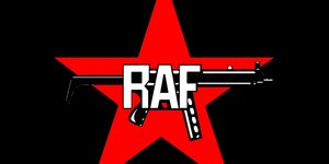 Das Emblem der RAF: Ein roter Stern, darauf ein Maschinengewehr und ein weißer RAF-Schriftzug