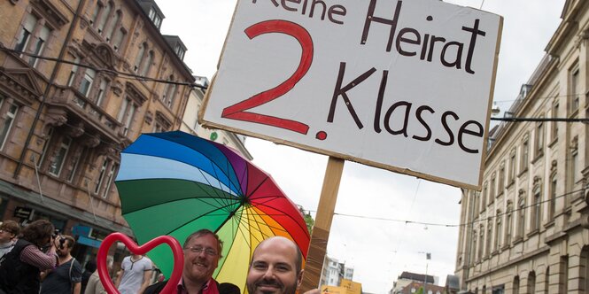 Zwei Teilnehmer des CSD in Karlsruhe