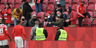 Gespräch zwischen Fans und Trainer im Stadion