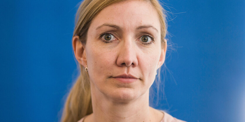 Sandra Ciesek im Close-Up auf einem Podium