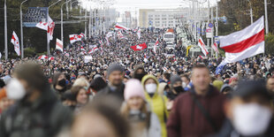 Blick auf sehr viele Demonstranten