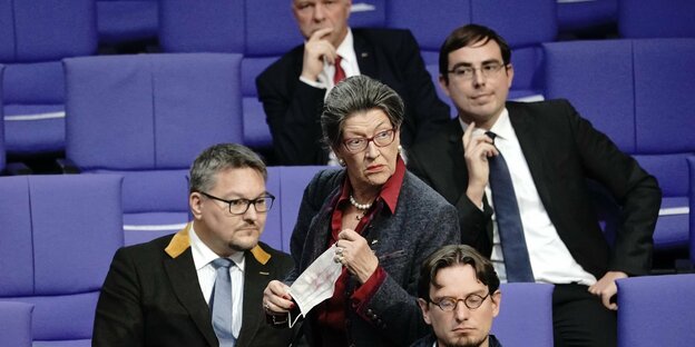 Männer und Frauen sitzen im Bundestag