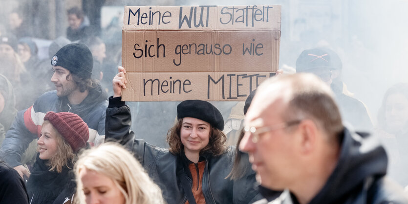 Demonstrantin hält ein Schild mit Aufschrift