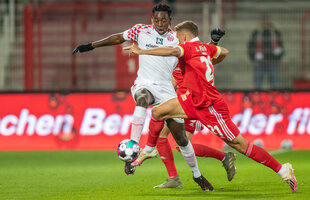 Zwei Fußballspieler kämpfen um einen Ball