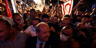 Eine Menschenmenge in der Nacht, in der Mitte der türkisch-zypriotische Politiker Ersin Tatar