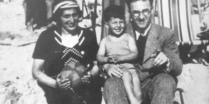 Das Kind Salo Muller mit den Eltern am Strand
