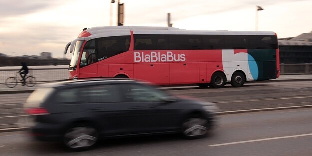 Ein roter Bus der Firma Blablabus im Strassenverkehr