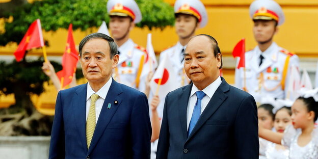 Der japanische Premierminister Suga und sein vietnamesischer Kollege Xuan Phuc bei einer Militärparade in Hanoi