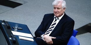 Horst Seehofer auf seinem Platz im Bundestag