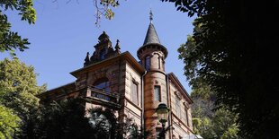 Blick auf ein altes Haus mit Türmchen