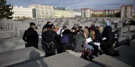 Holocaust-Mahnmal in Berlin: Das Denkmal für die ermordeten Juden Europas wird von einer Schulklasse besucht.
