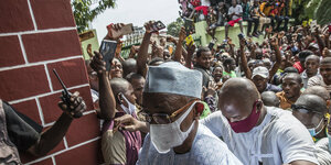 Der Chef der Opposition in Guinea, hinter ihm eine Menschenmenge
