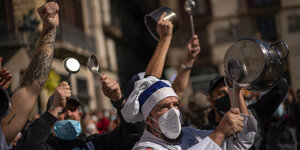 Demonstranten schlagen auf Kochtöpfe