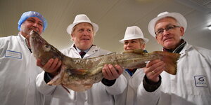 Boris Johnson mit Fisch in der Hand