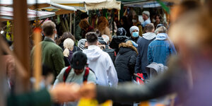 Zahlreiche Besucher gehen über den Wochenmarkt am Maybachufer in Neukölln.