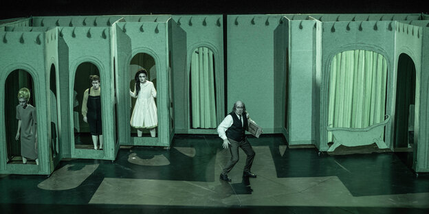 Bühnenbild mit grün-grauen Schlosszimmern (Vorabfoto der Inszenierung "Elektra" am BE)