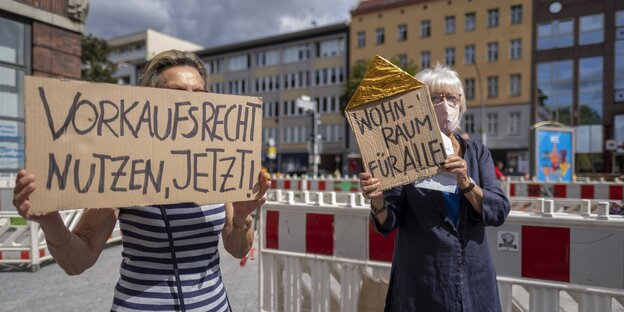 Zwei Mieterinnen demonstrieren für das Vorkaufsrecht