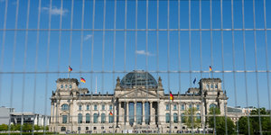 Gitterzaun vor dem Bundestag