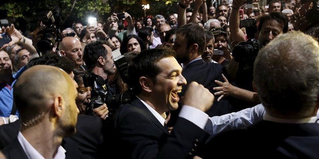 Alexis Tsipras jubelt in der Menge