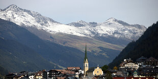 blick auf den Skiort Ischgl im Hintergrund sind schneebedeckte Berge