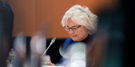 Bundesjustizministerin Christine Lambrecht sitzt am Kabinettstisch