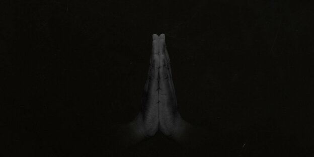 Betende Hände, grau auf schwarzem Grund, Cover des neuen Sault-Albums. Die Band lässt sich nicht fotografieren