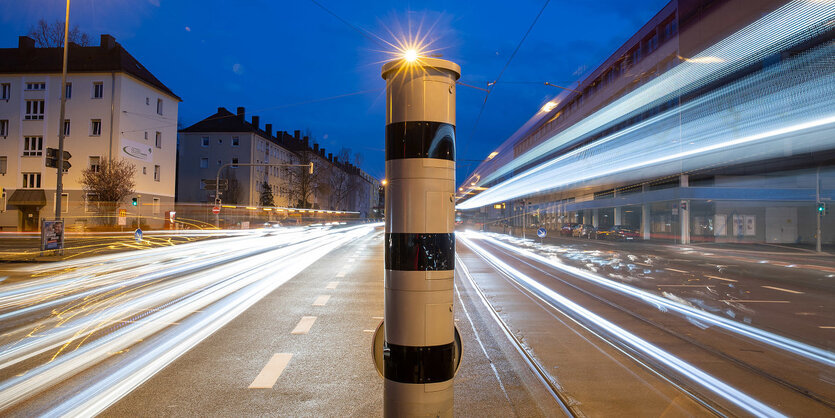 Nächtlicher Strassenverkehr in der Bewegungsunschärfe und Blitzsäule