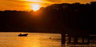 Ein Motorboot auf einem See bei Sonnenuntergang