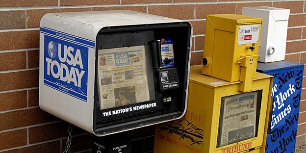 Amerikanische Zeitungen-Box mit Münzautomat