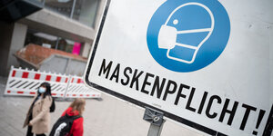 EIne Fußgängerzone in Heilbronn auf dem die dort geltende Maskenpflicht mit einem Maskensymbol und dem Wort Maskenpflicht