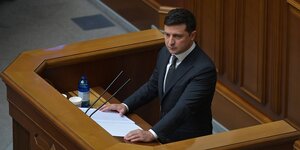 Der Ukrainische Präsident steht an einem Rednerpult