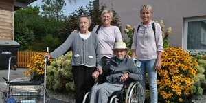 Familienforto mit zwei hundertjährigen Frauen