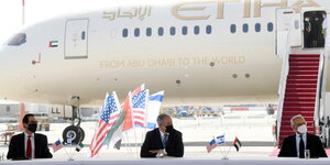 Netanjahu, Mnuchin und Humaid al-Tayer auf einer Pressekonferenz vor einem Flugzeug