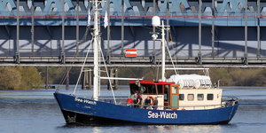 Die „Sea Watch“ auf der Südelbe bei Hamburg