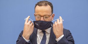 Jens Spahn mit Mundschutzmaske und beschlagener Brille
