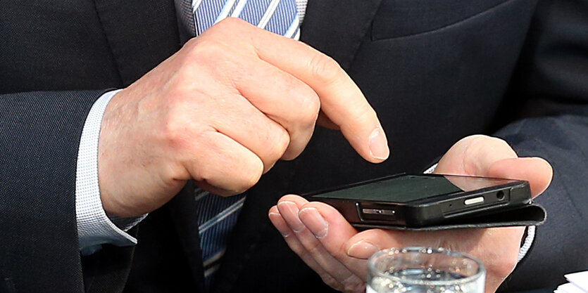 Hand tippt auf Smartphone