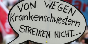 Ein Schild mit der Aufschrift "Von wegen Krankenschwestern streiken nicht...".