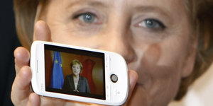 Angela Merkel mit Smartphone