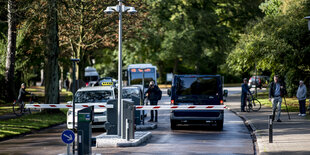 Autos warten vor dem neuen Schrankensystem auf dem Ohlsdorfer Friedhof.