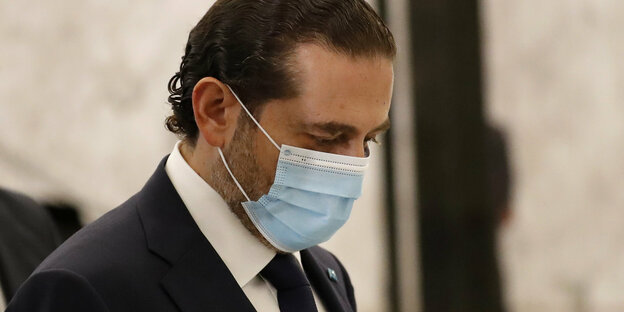 Hariri Mann mit Mundschutz